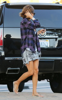 Brooke Burke feet photo thumbnail