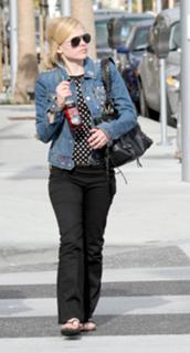 Avril Lavigne feet photo thumbnail
