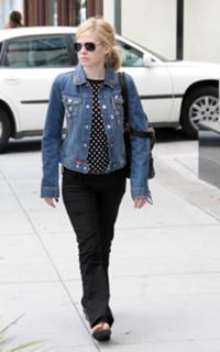 Avril Lavigne feet photo thumbnail