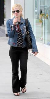 Avril Lavigne feet photo thumbnail