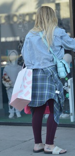 Hilary Duff feet photo thumbnail