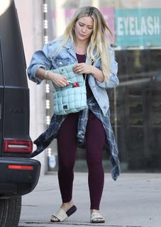 Hilary Duff feet photo thumbnail