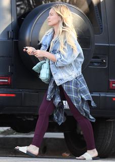 Hilary Duff feet photo thumbnail