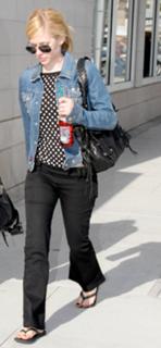 Avril Lavigne feet photo thumbnail