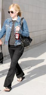 Avril Lavigne feet photo thumbnail