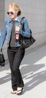 Avril Lavigne feet photo thumbnail