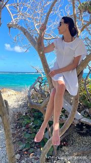 Minnie Driver feet photo thumbnail