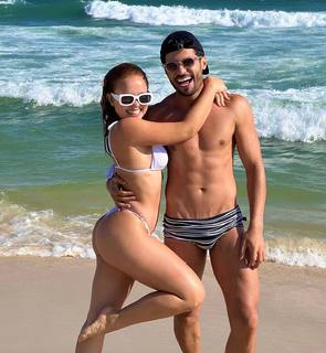 Larissa Manoela feet photo thumbnail