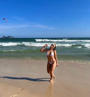 Larissa Manoela feet photo thumbnail