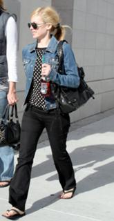 Avril Lavigne feet photo thumbnail
