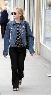 Avril Lavigne feet photo thumbnail