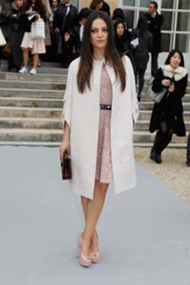 Mila Kunis feet photo thumbnail