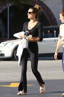 Alessandra Ambrosio feet photo thumbnail