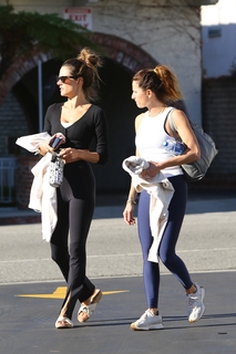 Alessandra Ambrosio feet photo thumbnail