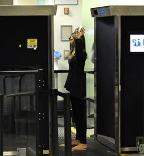 Elizabeth Olsen feet photo thumbnail