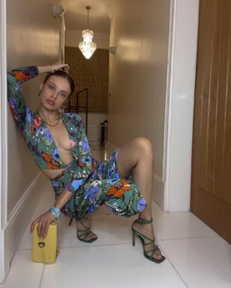 Xenia Tchoumitcheva feet photo thumbnail