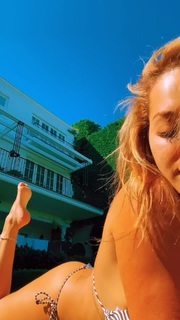 Rita Ora feet photo thumbnail