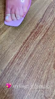 Kéfera Buchmann feet photo thumbnail