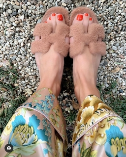 Molly Sims feet photo thumbnail
