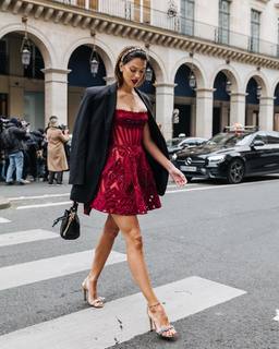 Iris Mittenaere feet photo thumbnail