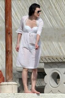 Milla Jovovich feet photo thumbnail