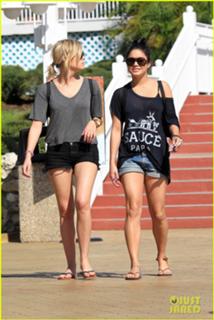 Vanessa Hudgens feet photo thumbnail