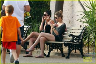 Vanessa Hudgens feet photo thumbnail