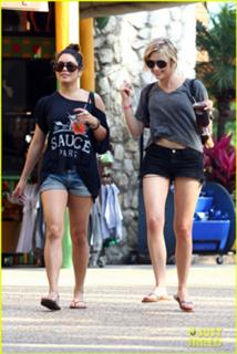 Vanessa Hudgens feet photo thumbnail