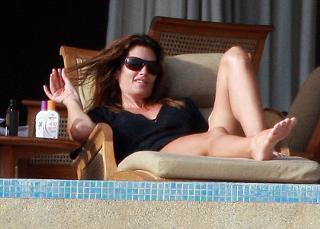 Cindy Crawford feet photo thumbnail