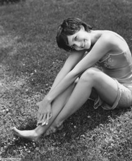 Mandy Moore feet photo thumbnail