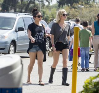 Vanessa Hudgens feet photo thumbnail