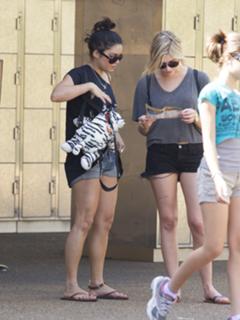 Vanessa Hudgens feet photo thumbnail