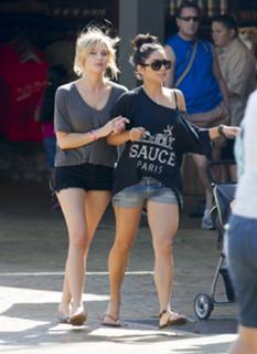 Vanessa Hudgens feet photo thumbnail