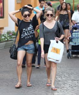 Vanessa Hudgens feet photo thumbnail