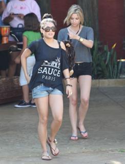Vanessa Hudgens feet photo thumbnail