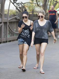 Vanessa Hudgens feet photo thumbnail