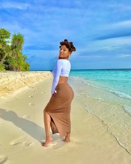 Halle Bailey feet photo thumbnail