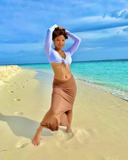 Halle Bailey feet photo thumbnail