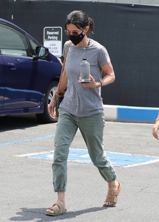 Courteney Cox feet photo thumbnail