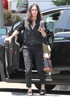 Courteney Cox feet photo thumbnail