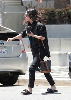 Courteney Cox feet photo thumbnail