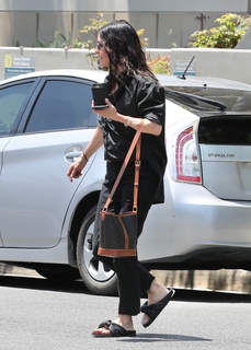 Courteney Cox feet photo thumbnail