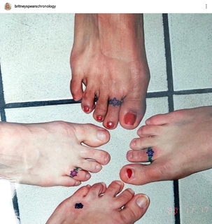 Britney Spears feet photo thumbnail