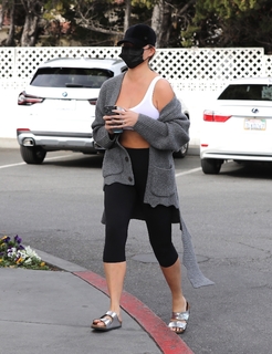 Chrissy Teigen feet photo thumbnail