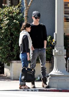 Rachel Bilson feet photo thumbnail