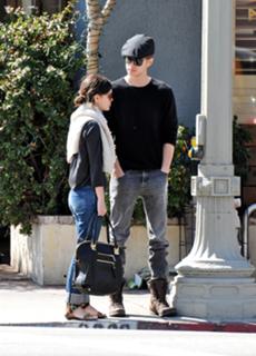 Rachel Bilson feet photo thumbnail