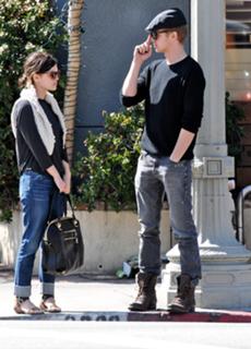 Rachel Bilson feet photo thumbnail