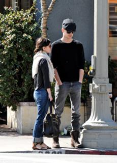 Rachel Bilson feet photo thumbnail