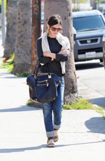 Rachel Bilson feet photo thumbnail