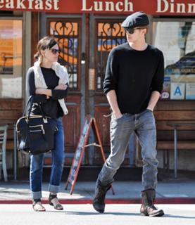 Rachel Bilson feet photo thumbnail